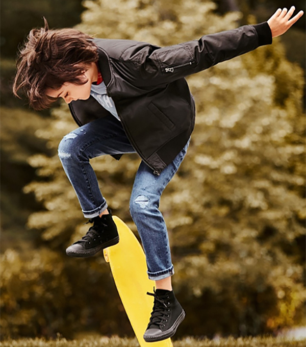 忽冷忽热的秋季，这些拉链衫最适合好动的孩子穿着