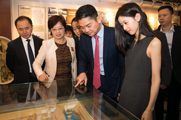 刘强东携妻回宿迁母校演讲：从第一次恋爱的感觉到抬头看远方