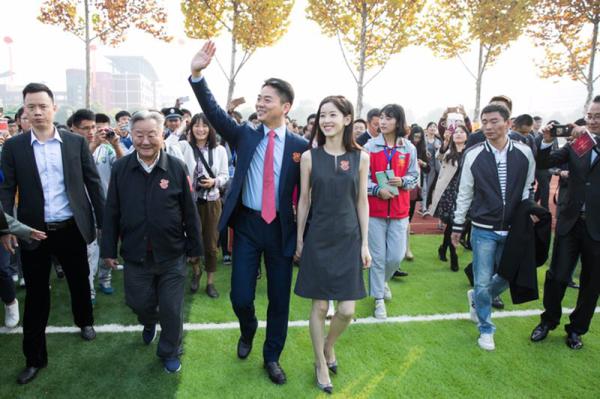 刘强东携妻回宿迁母校演讲：从第一次恋爱的感觉到抬头看远方