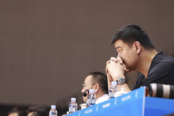 困扰CBA多年的球鞋顽疾，姚明用一张“特许”完美解决了