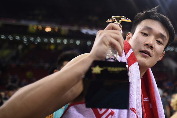 这一夜我们被丁彦雨航刷屏，这个“小牛外援”跑CBA来干嘛