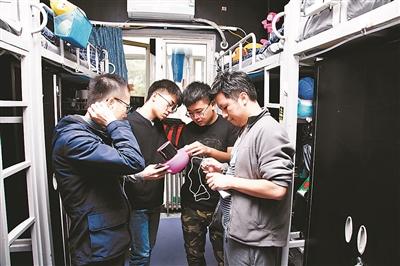 95后学生改造宿舍变“太空舱”，垃圾桶“随叫随到”