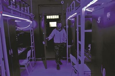 95后学生改造宿舍变“太空舱”，垃圾桶“随叫随到”