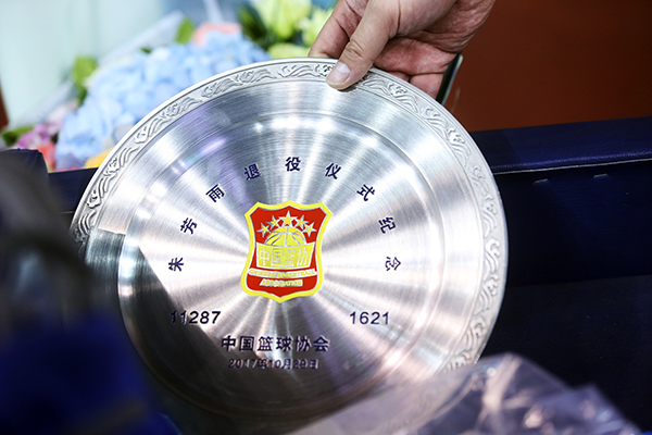 两件退役球衣+特质奖牌，“姚时代”的CBA人情味挺浓