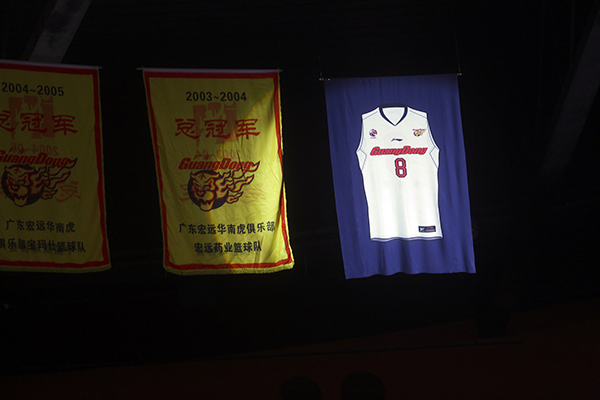 两件退役球衣+特质奖牌，“姚时代”的CBA人情味挺浓