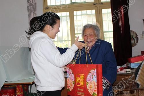 重阳节慰问百岁劳模1.jpg