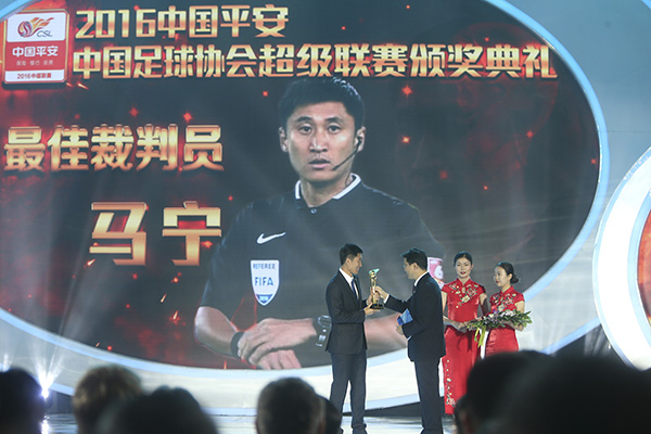 中超“年度最佳”评选引球迷吐槽：只吹了一场的裁判都能入选