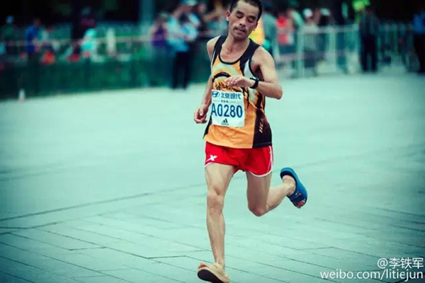 还有这种操作！嵩山马拉松，非洲兄弟穿着凉鞋就夺冠了