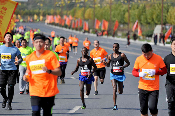 还有这种操作！嵩山马拉松，非洲兄弟穿着凉鞋就夺冠了