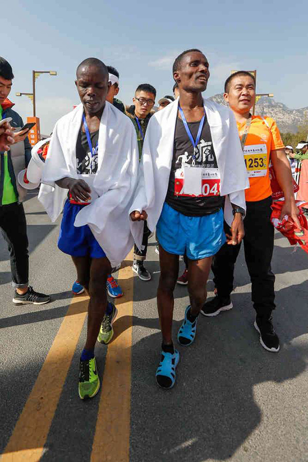 还有这种操作！嵩山马拉松，非洲兄弟穿着凉鞋就夺冠了