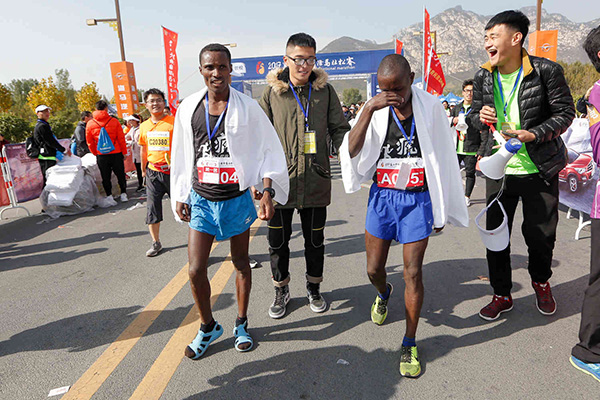 还有这种操作！嵩山马拉松，非洲兄弟穿着凉鞋就夺冠了