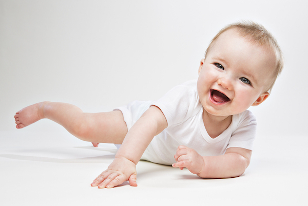 未满周岁的小朋友可不只是吃喝拉撒，这些玩法能让他们更聪明