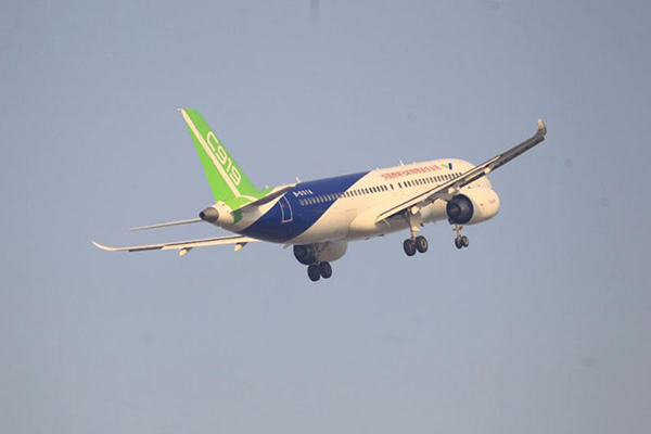 国产C919客机进行第三次试飞，向着成功一步步迈进