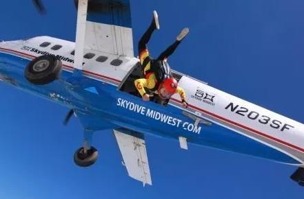 东北女孩创造翼装飞行新纪录：玩极限运动华人也一样优秀