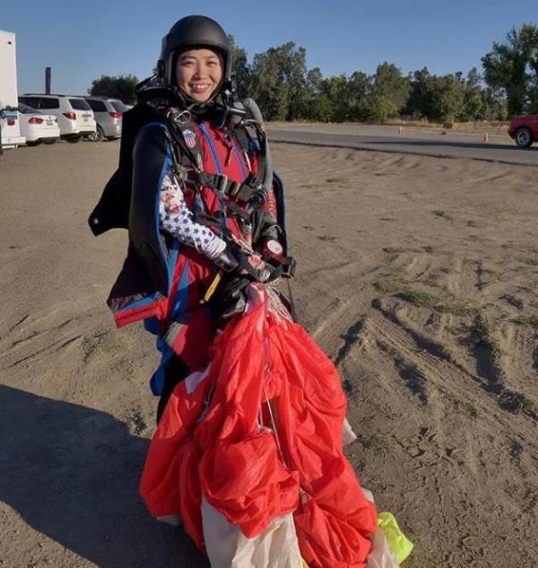 东北女孩创造翼装飞行新纪录：玩极限运动华人也一样优秀