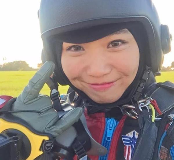 东北女孩创造翼装飞行新纪录：玩极限运动华人也一样优秀