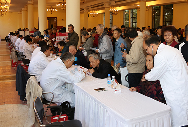 上海市医学会举行百年华诞义诊活动，百名医学专家参与