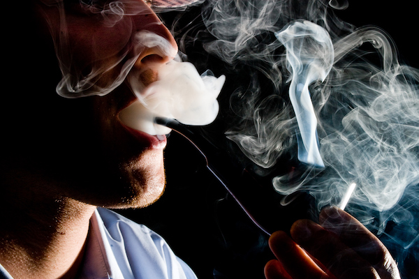 老是声音嘶哑可能喉颈部长瘤？有吸烟史人群须警惕