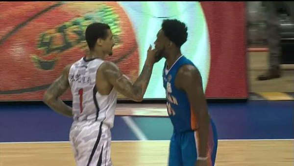 虽然CBA才开打4轮，姚明的努力已让人看到“职业化”雏形