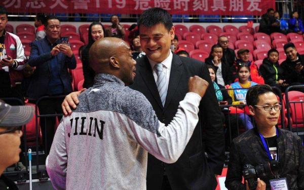 虽然CBA才开打4轮，姚明的努力已让人看到“职业化”雏形