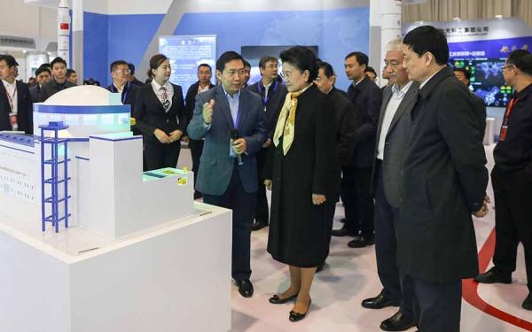 刘延东参观中核建展台，关注高温气冷堆安全性与经济性