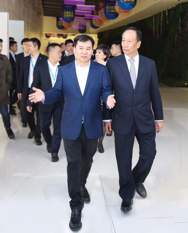 郭台铭夜访张近东：当场敲定鸿海苏宁三年500亿零售大单