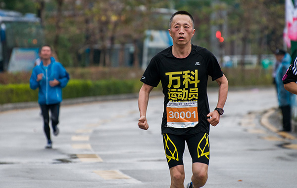 有个爱跑步的老板，运动量原来也要绩效考核