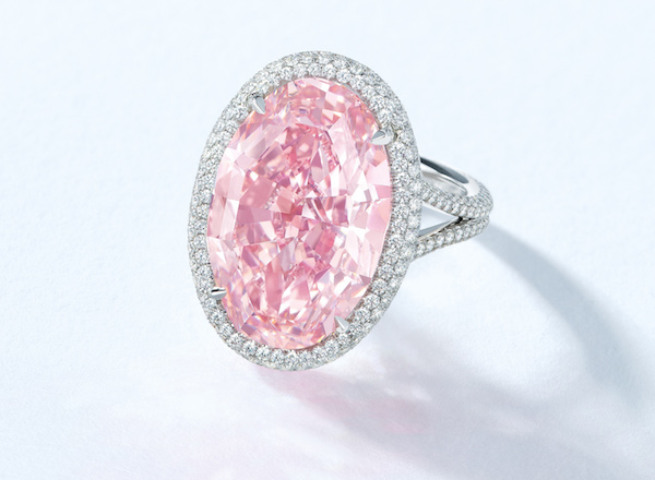 这颗14.93克拉的粉钻很可能会打破香港拍场的最高纪录