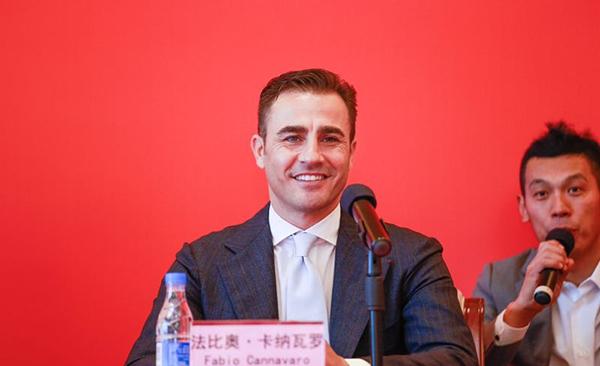 我们点了首《爱情买卖》，送给“二进宫”恒大的卡纳瓦罗