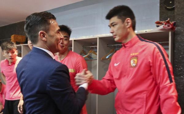 我们点了首《爱情买卖》，送给“二进宫”恒大的卡纳瓦罗