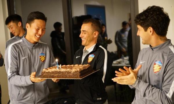 我们点了首《爱情买卖》，送给“二进宫”恒大的卡纳瓦罗