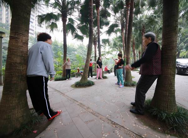 晨练撞树治腰痛？专家：撞出“腰椎滑脱”重者需手术