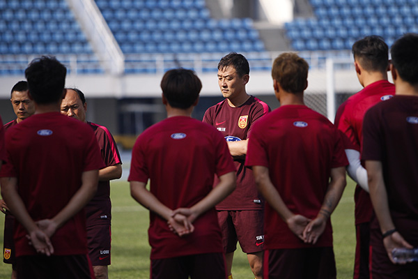 国奥赴德参加第四级别联赛，孙继海带队：这一年我沧桑了很多