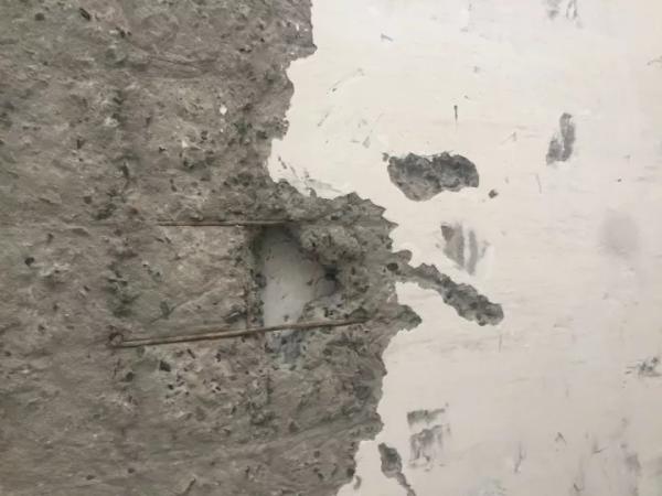 万科、招商、中建三局同陷质量门：承重墙用手可抠下水泥渣块