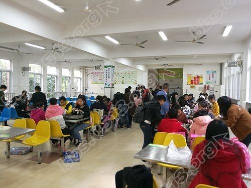 志愿者学生赠送礼品，一起进行包馄饨