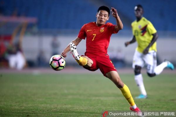 国足0比4哥伦比亚：武磊再失单刀，球迷整场高呼“进一个”