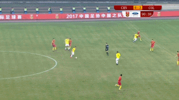 国足0比4哥伦比亚：武磊再失单刀，球迷整场高呼“进一个”