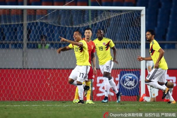国足0比4哥伦比亚：武磊再失单刀，球迷整场高呼“进一个”