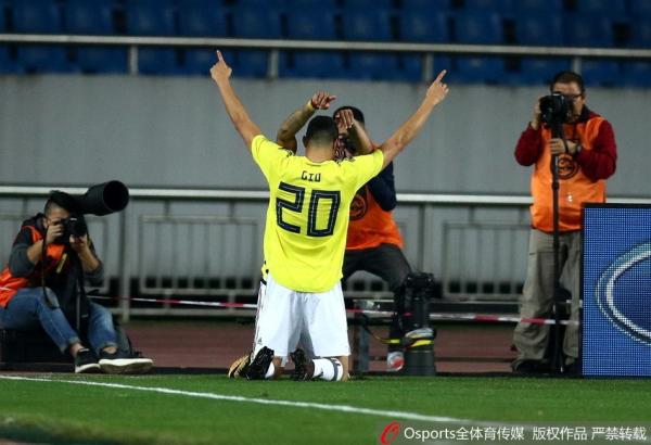 国足0比4哥伦比亚：武磊再失单刀，球迷整场高呼“进一个”