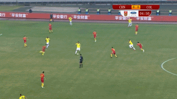 国足0比4哥伦比亚：武磊再失单刀，球迷整场高呼“进一个”