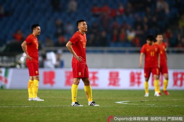 国足0比4哥伦比亚：武磊再失单刀，球迷整场高呼“进一个”