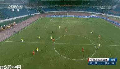 国足0比4哥伦比亚：武磊再失单刀，球迷整场高呼“进一个”