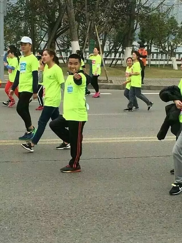 励志！他7岁才学爬，如今却用单腿“蹦”了33场马拉松