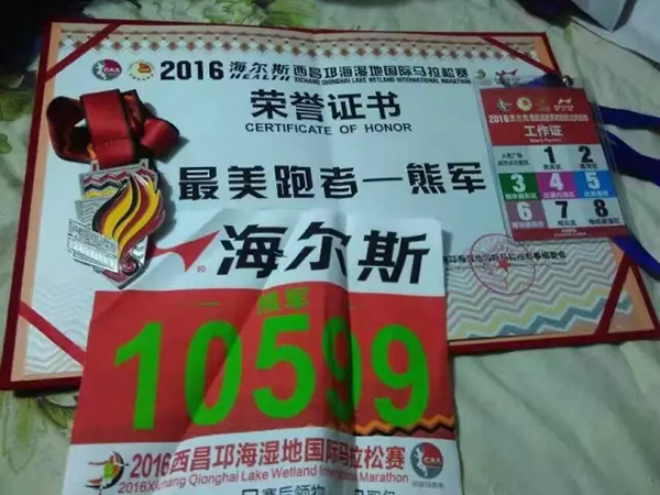 励志！他7岁才学爬，如今却用单腿“蹦”了33场马拉松