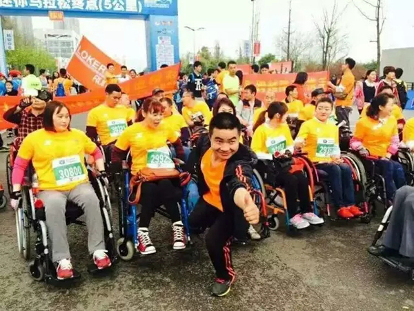 励志！他7岁才学爬，如今却用单腿“蹦”了33场马拉松