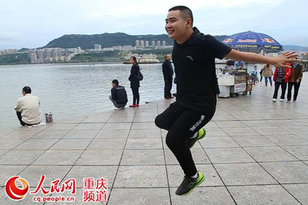 励志！他7岁才学爬，如今却用单腿“蹦”了33场马拉松