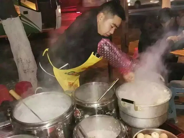 励志！他7岁才学爬，如今却用单腿“蹦”了33场马拉松