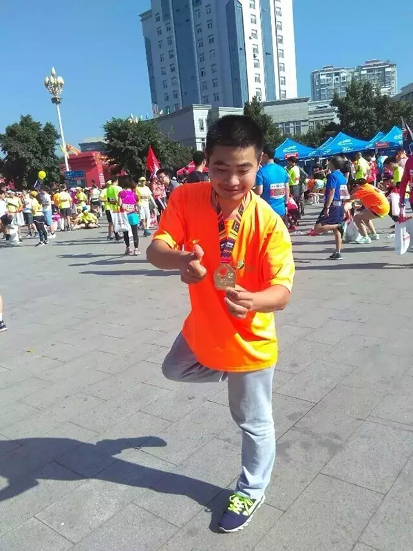 励志！他7岁才学爬，如今却用单腿“蹦”了33场马拉松