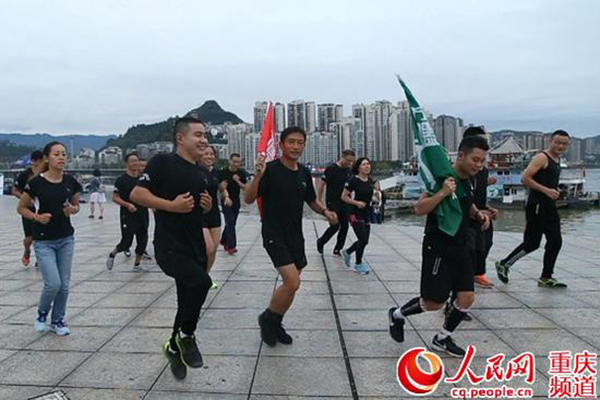 励志！他7岁才学爬，如今却用单腿“蹦”了33场马拉松