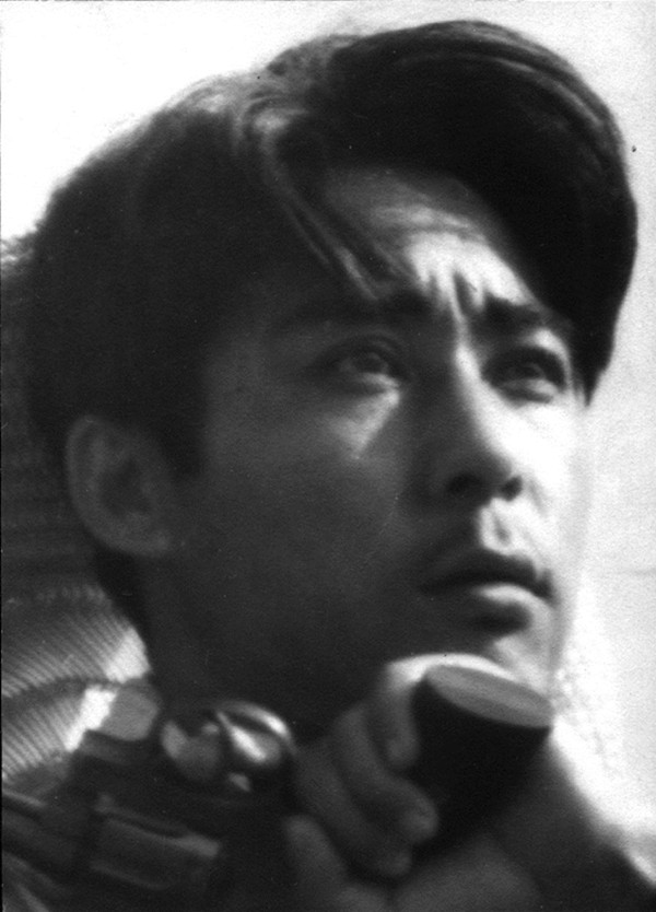 38年前，有一位艺术家临终写下“我是演员”